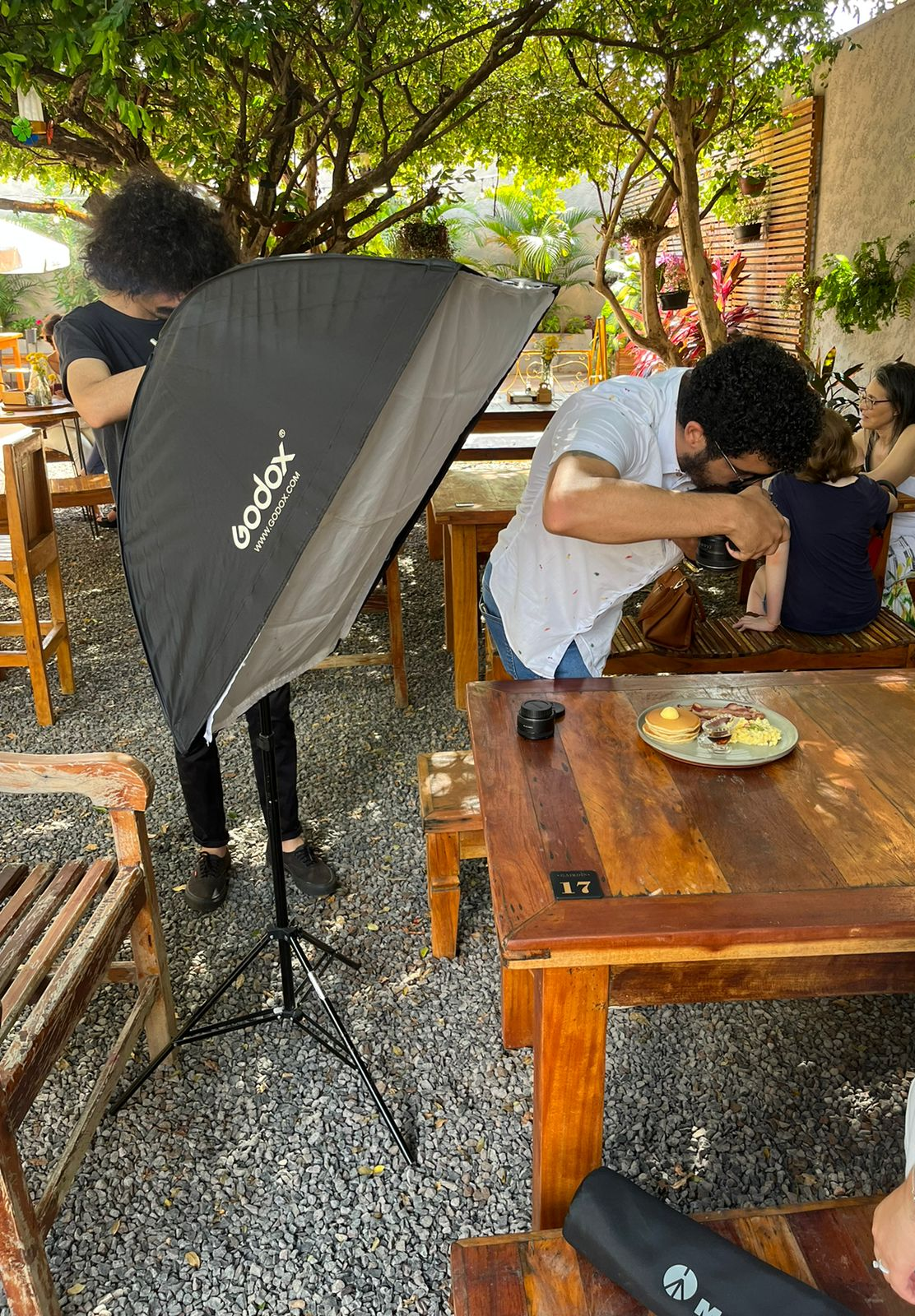 Homem tirando foto de um café da manhã