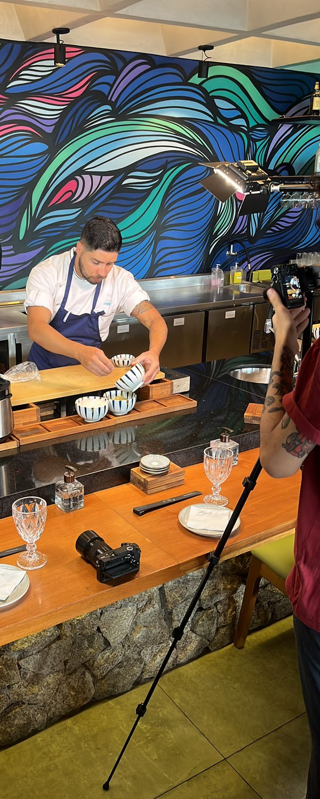 Homem preparando sushi
